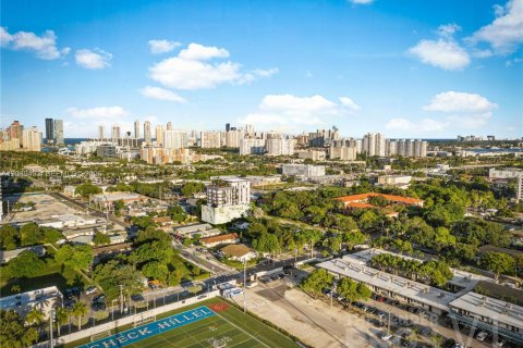 Condo in Miami, Florida, 2 bedrooms № 2183378 - photo 3