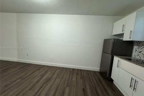 Villa ou maison à louer à Miami, Floride: 1 chambre, 51.1 m2 № 1983542 - photo 14