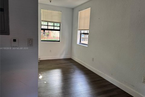 Villa ou maison à louer à Miami, Floride: 1 chambre, 51.1 m2 № 1983542 - photo 12