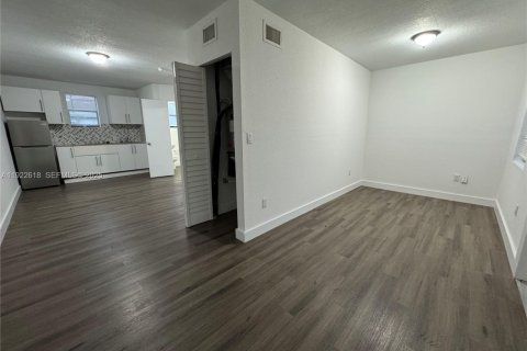 Villa ou maison à louer à Miami, Floride: 1 chambre, 51.1 m2 № 1983542 - photo 8