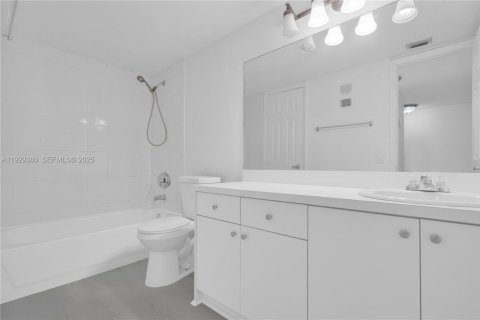 Condo in Miami, Florida, 2 bedrooms  № 1987675 - photo 18