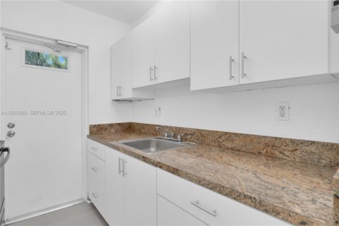 Condo in Miami, Florida, 2 bedrooms  № 1987675 - photo 9