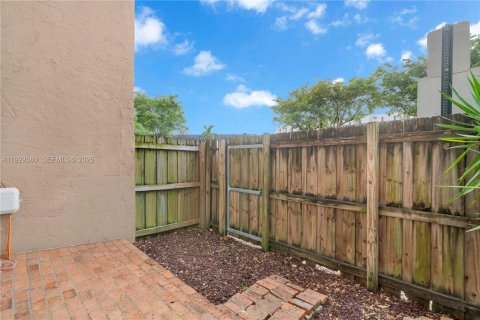 Condo in Miami, Florida, 2 bedrooms  № 1987675 - photo 24