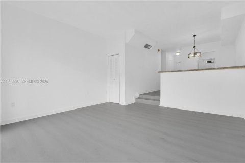 Condo in Miami, Florida, 2 bedrooms  № 1987675 - photo 4