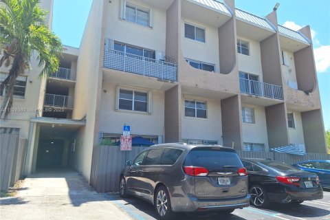Condo in Miami, Florida, 2 bedrooms  № 1987675 - photo 2