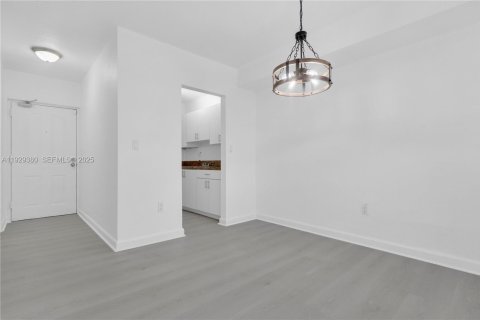 Condo in Miami, Florida, 2 bedrooms  № 1987675 - photo 7