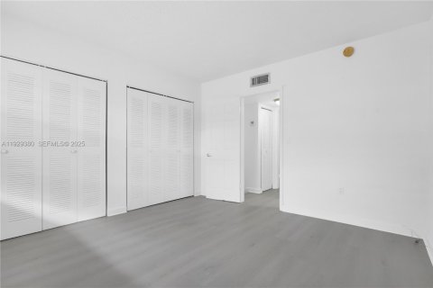 Condo in Miami, Florida, 2 bedrooms  № 1987675 - photo 19