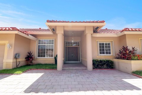 House in Plantation, Florida 4 bedrooms, 321.53 sq.m. № 2191659 - photo 3