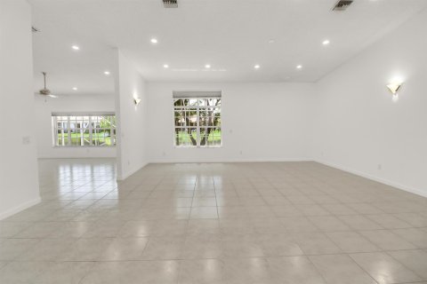 House in Plantation, Florida 4 bedrooms, 321.53 sq.m. № 2191659 - photo 15