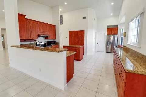 House in Plantation, Florida 4 bedrooms, 321.53 sq.m. № 2191659 - photo 18