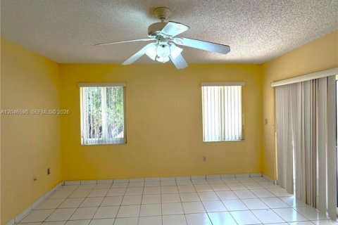 House in Miami, Florida 3 bedrooms, 144.93 sq.m. № 2240936 - photo 22