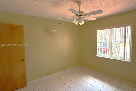 House in Miami, Florida 3 bedrooms, 144.93 sq.m. № 2240936 - photo 26