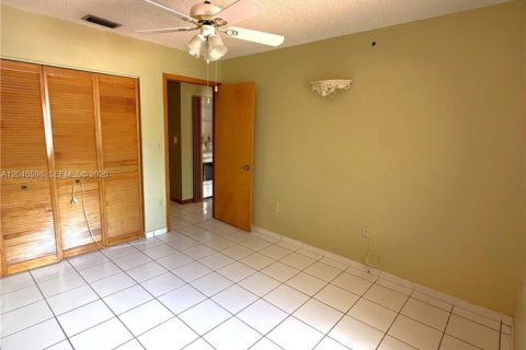 House in Miami, Florida 3 bedrooms, 144.93 sq.m. № 2240936 - photo 27