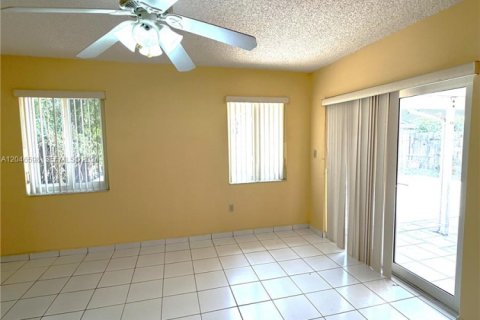 House in Miami, Florida 3 bedrooms, 144.93 sq.m. № 2240936 - photo 23
