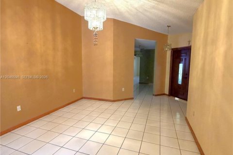 House in Miami, Florida 3 bedrooms, 144.93 sq.m. № 2240936 - photo 16