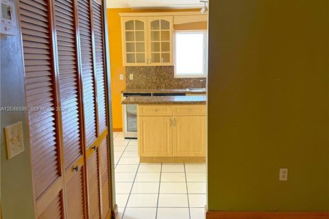 House in Miami, Florida 3 bedrooms, 144.93 sq.m. № 2240936 - photo 7