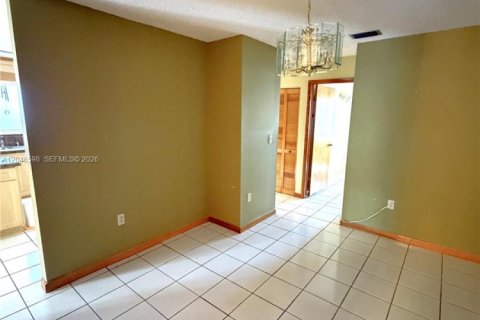 House in Miami, Florida 3 bedrooms, 144.93 sq.m. № 2240936 - photo 15