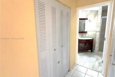 House in Miami, Florida 3 bedrooms, 144.93 sq.m. № 2240936 - photo 10