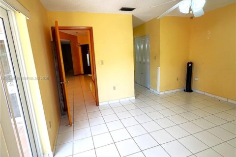 House in Miami, Florida 3 bedrooms, 144.93 sq.m. № 2240936 - photo 6
