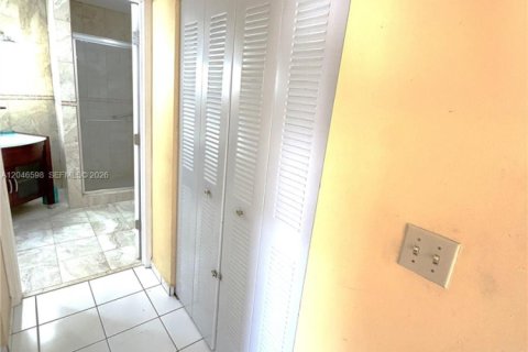 House in Miami, Florida 3 bedrooms, 144.93 sq.m. № 2240936 - photo 12
