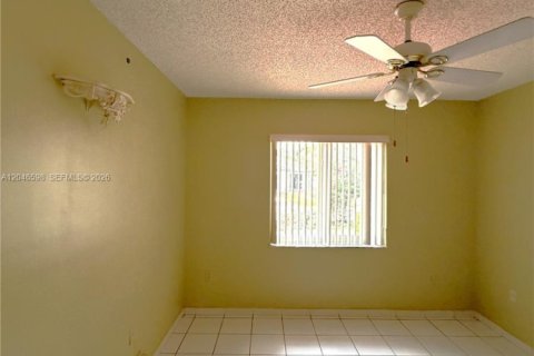 House in Miami, Florida 3 bedrooms, 144.93 sq.m. № 2240936 - photo 24