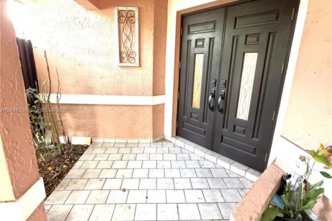 House in Miami, Florida 3 bedrooms, 144.93 sq.m. № 2240936 - photo 2