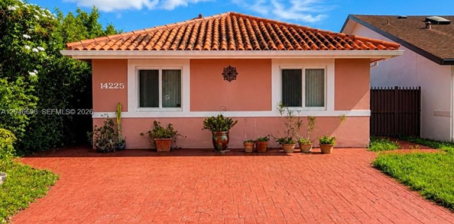 House in Miami, Florida 3 bedrooms, 144.93 sq.m. № 2240936