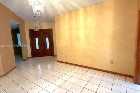 House in Miami, Florida 3 bedrooms, 144.93 sq.m. № 2240936 - photo 19