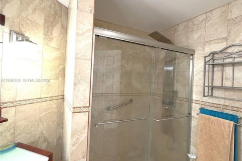 House in Miami, Florida 3 bedrooms, 144.93 sq.m. № 2240936 - photo 17