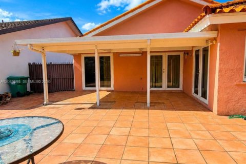 House in Miami, Florida 3 bedrooms, 144.93 sq.m. № 2240936 - photo 11