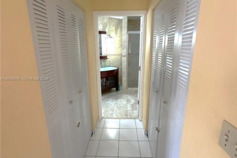 House in Miami, Florida 3 bedrooms, 144.93 sq.m. № 2240936 - photo 9