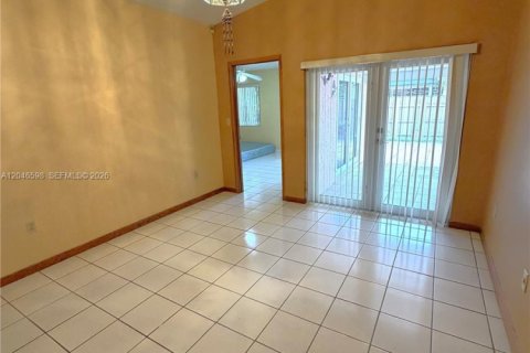 House in Miami, Florida 3 bedrooms, 144.93 sq.m. № 2240936 - photo 13