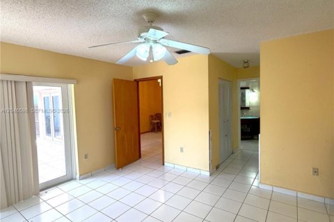 House in Miami, Florida 3 bedrooms, 144.93 sq.m. № 2240936 - photo 14