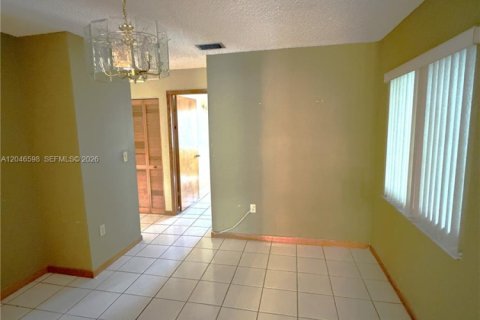 House in Miami, Florida 3 bedrooms, 144.93 sq.m. № 2240936 - photo 20