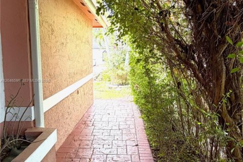 House in Miami, Florida 3 bedrooms, 144.93 sq.m. № 2240936 - photo 3