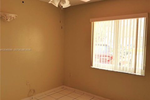 House in Miami, Florida 3 bedrooms, 144.93 sq.m. № 2240936 - photo 25