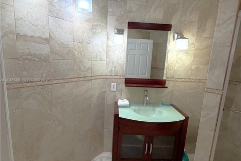 House in Miami, Florida 3 bedrooms, 144.93 sq.m. № 2240936 - photo 18