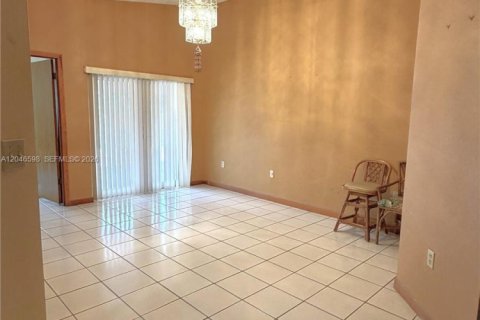 House in Miami, Florida 3 bedrooms, 144.93 sq.m. № 2240936 - photo 4