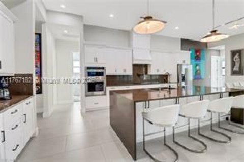 House in Naples, Florida 4 bedrooms, 268.3 sq.m. № 1867646 - photo 12