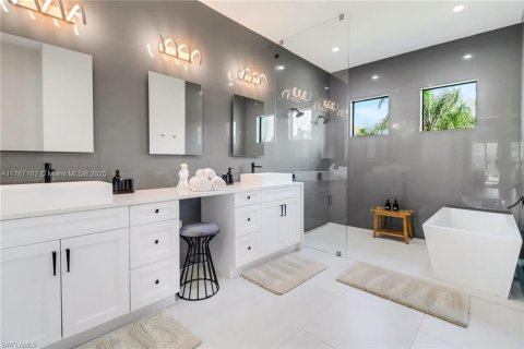 House in Naples, Florida 4 bedrooms, 268.3 sq.m. № 1867646 - photo 24