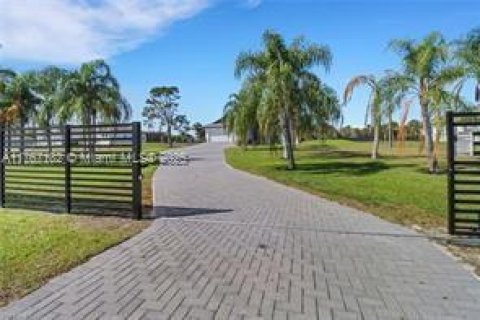 House in Naples, Florida 4 bedrooms, 268.3 sq.m. № 1867646 - photo 3