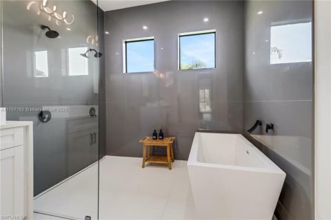 House in Naples, Florida 4 bedrooms, 268.3 sq.m. № 1867646 - photo 25