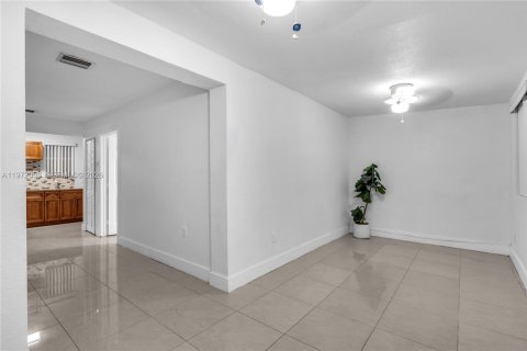 Propiedad comercial en venta en Miami, Florida, 166.48 m2 № 2033565 - foto 14