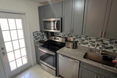 House in Pompano Beach, Florida 4 bedrooms, 115.94 sq.m. № 2180779 - photo 6