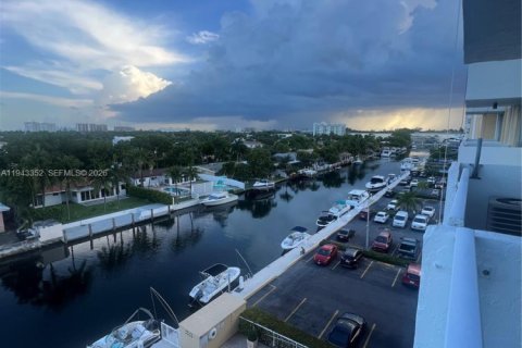 Condo in North Miami, Florida, 1 bedroom № 1999603 - photo 26