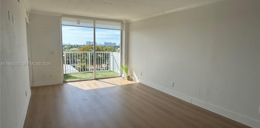 Condo in North Miami, Florida, 1 bedroom № 1999603