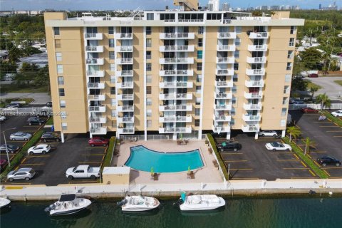 Condo in North Miami, Florida, 1 bedroom № 1999603 - photo 22