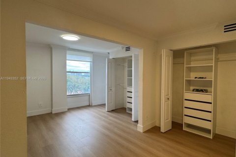 Condo in North Miami, Florida, 1 bedroom № 1999603 - photo 13