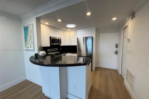 Condo in North Miami, Florida, 1 bedroom № 1999603 - photo 7