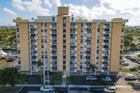 Condo in North Miami, Florida, 1 bedroom № 1999603 - photo 21